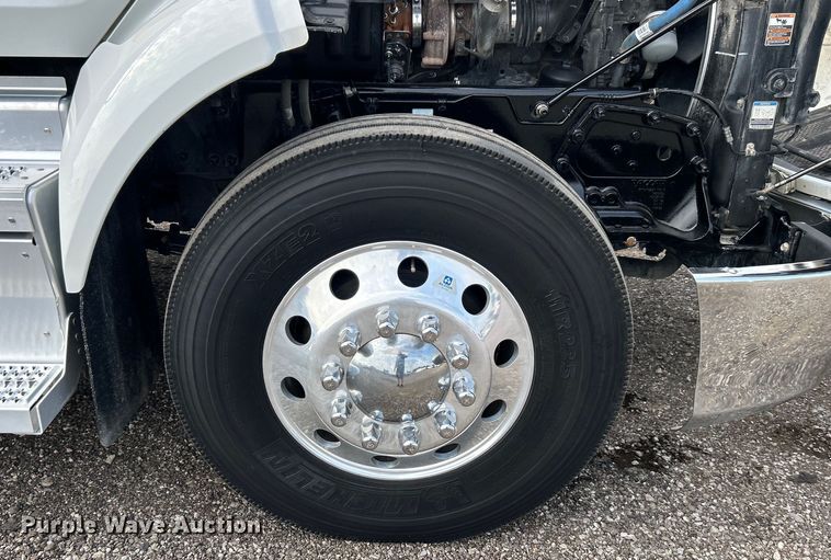 image for item EG0758 2019 Peterbilt  579 semi truck