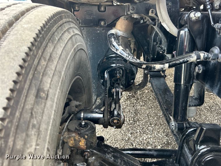 image for item EG0758 2019 Peterbilt  579 semi truck