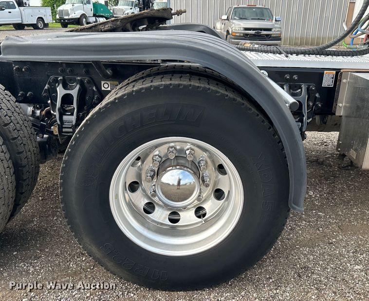 image for item EG0758 2019 Peterbilt  579 semi truck