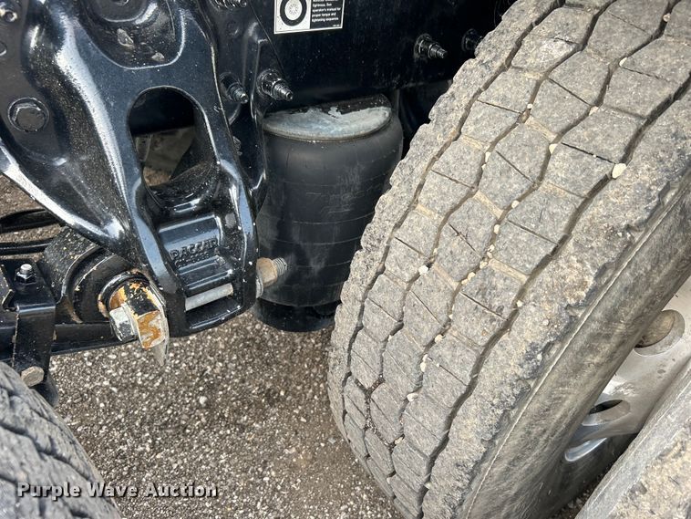 image for item EG0758 2019 Peterbilt  579 semi truck