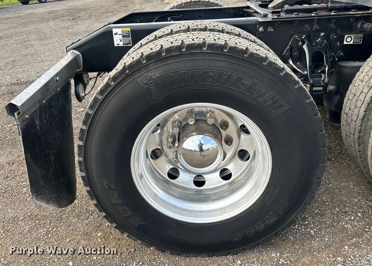 image for item EG0758 2019 Peterbilt  579 semi truck