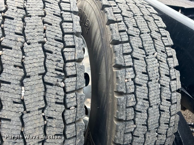 image for item EG0758 2019 Peterbilt  579 semi truck