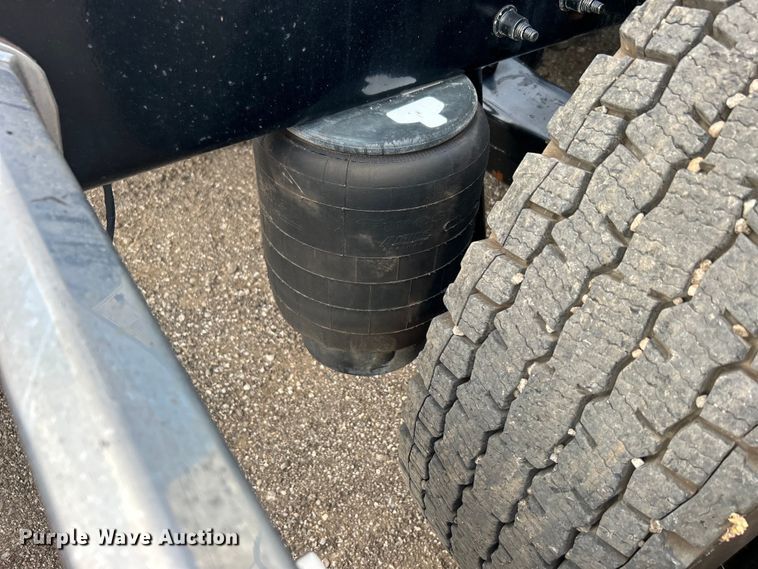 image for item EG0758 2019 Peterbilt  579 semi truck