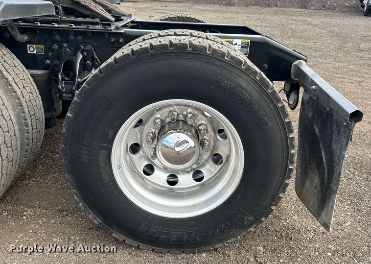 image for item EG0758 2019 Peterbilt  579 semi truck