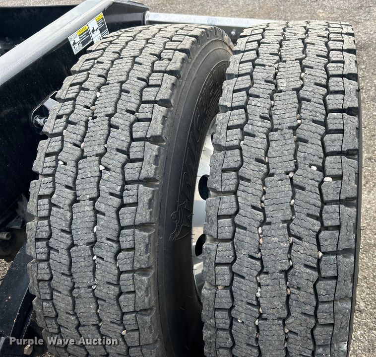 image for item EG0758 2019 Peterbilt  579 semi truck