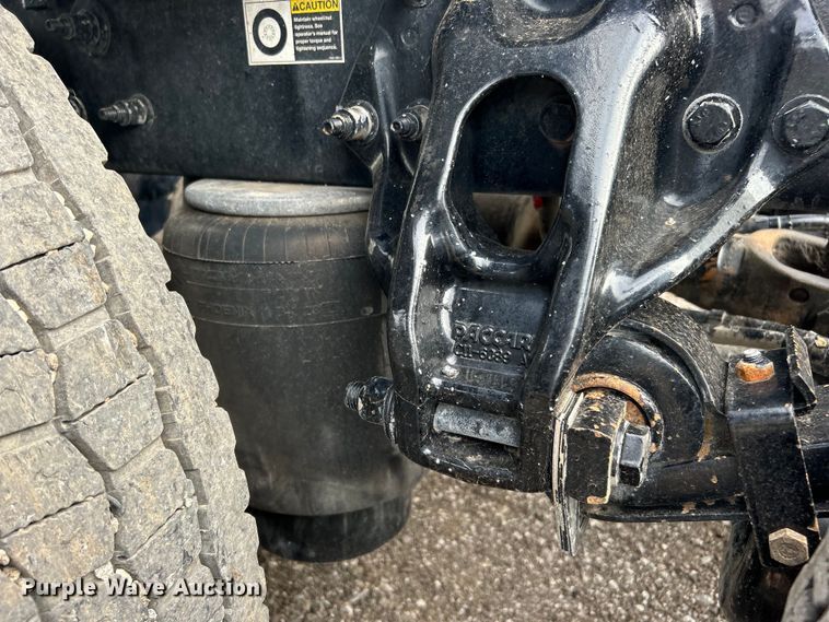 image for item EG0758 2019 Peterbilt  579 semi truck