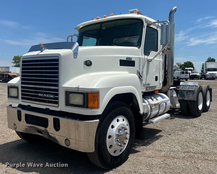 image for item EG0764 2008 Mack CHU613 semi truck