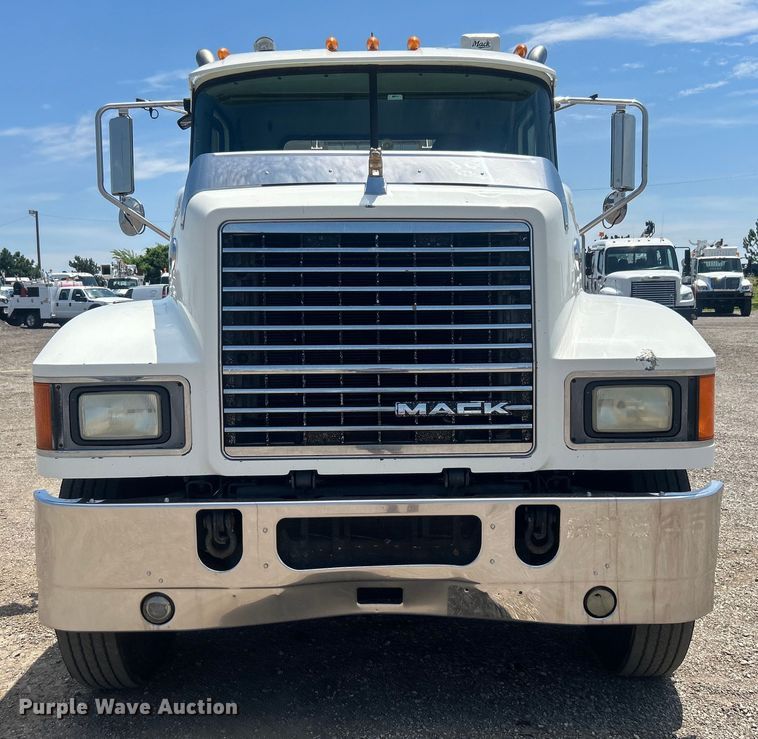 image for item EG0764 2008 Mack CHU613 semi truck