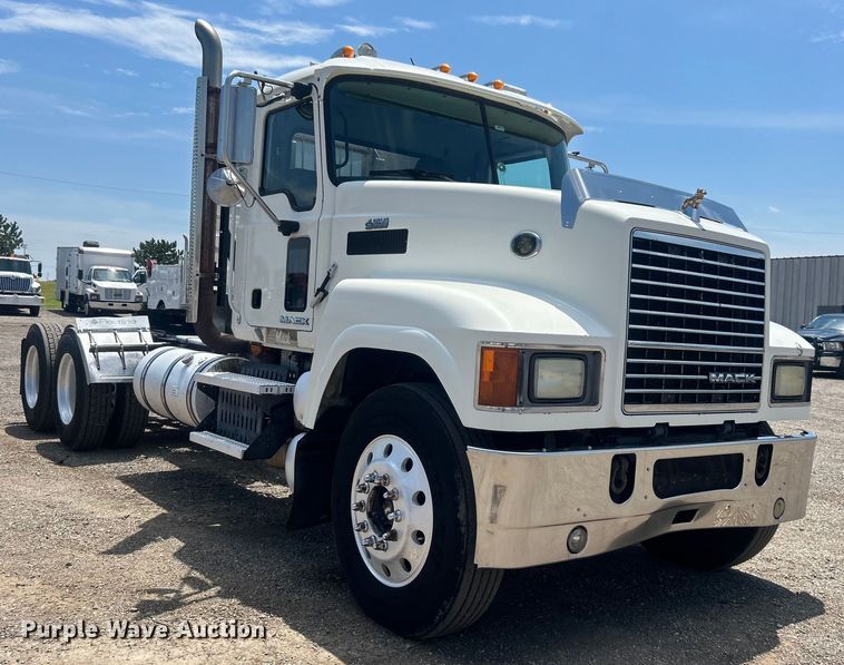 image for item EG0764 2008 Mack CHU613 semi truck