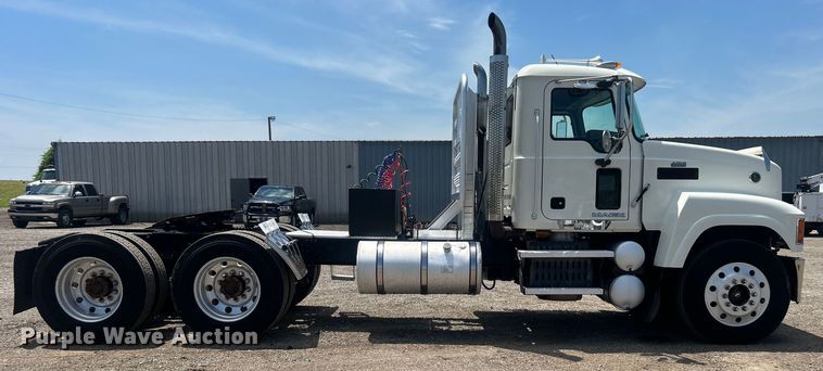 image for item EG0764 2008 Mack CHU613 semi truck