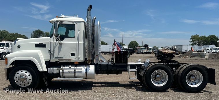 image for item EG0764 2008 Mack CHU613 semi truck