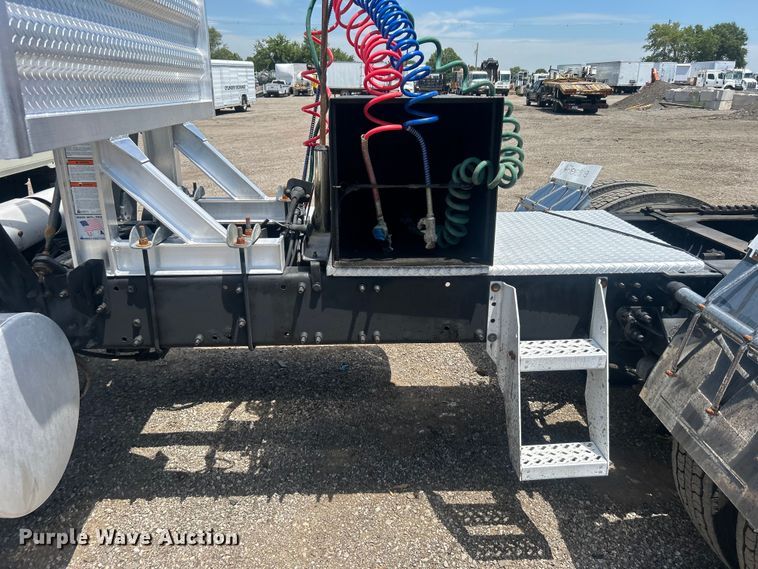 image for item EG0764 2008 Mack CHU613 semi truck