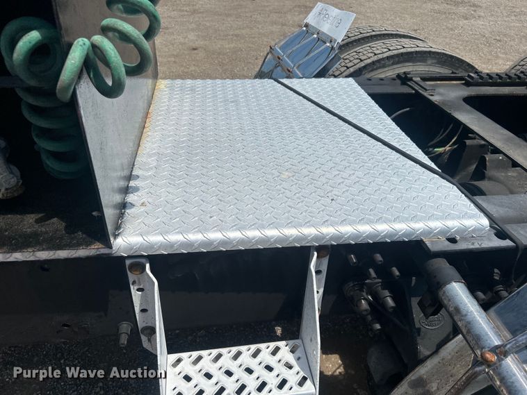 image for item EG0764 2008 Mack CHU613 semi truck