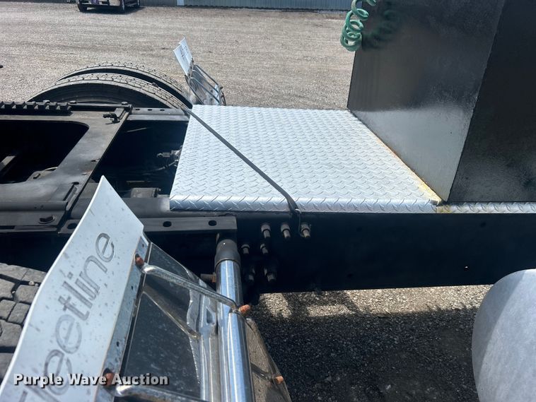 image for item EG0764 2008 Mack CHU613 semi truck