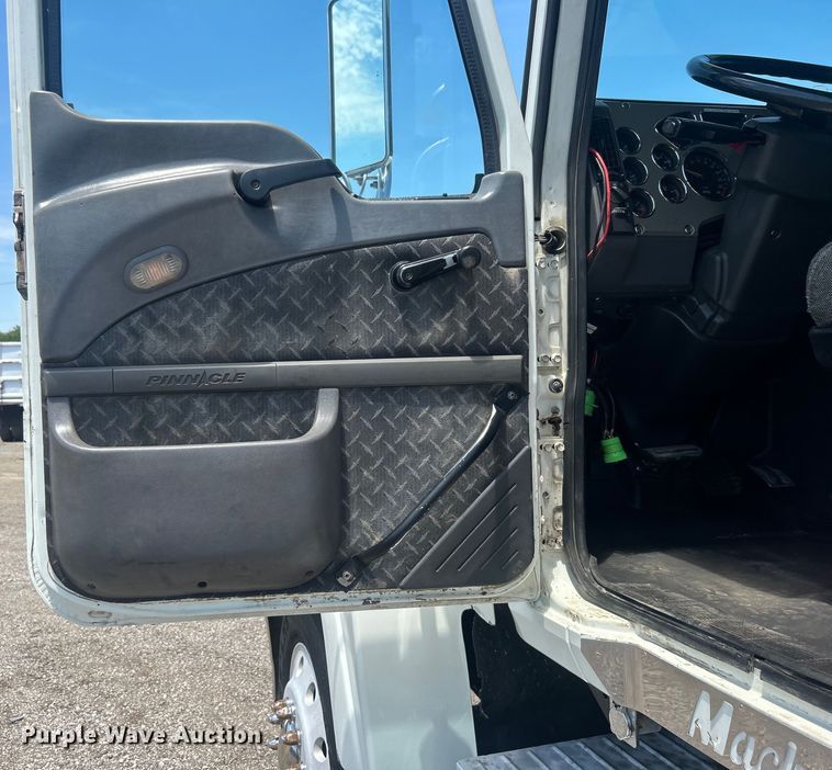 image for item EG0764 2008 Mack CHU613 semi truck