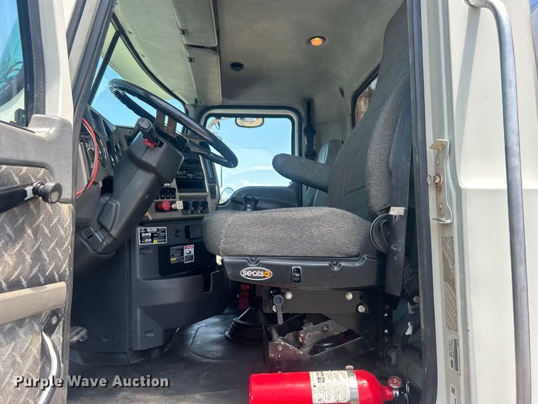 image for item EG0764 2008 Mack CHU613 semi truck