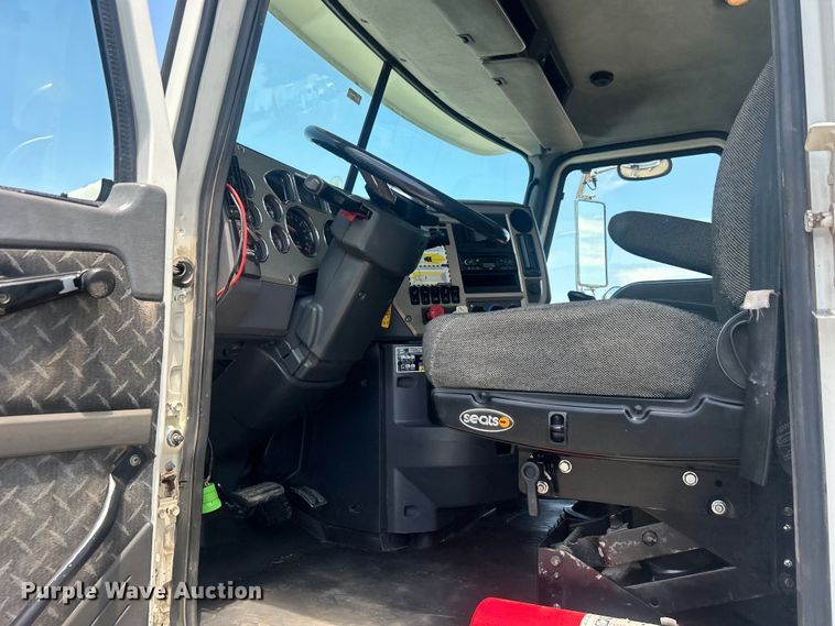 image for item EG0764 2008 Mack CHU613 semi truck