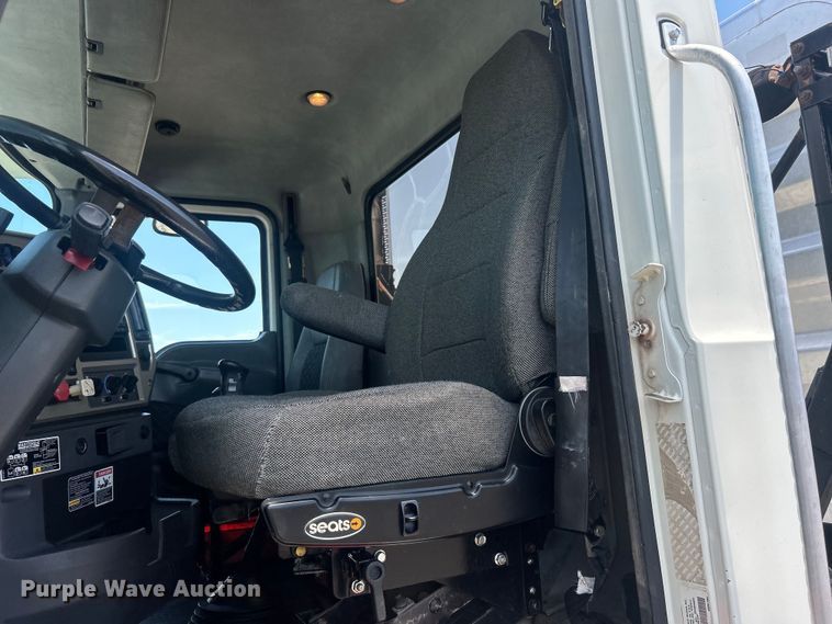 image for item EG0764 2008 Mack CHU613 semi truck