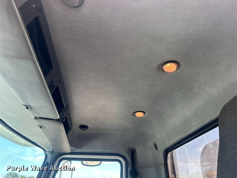 image for item EG0764 2008 Mack CHU613 semi truck