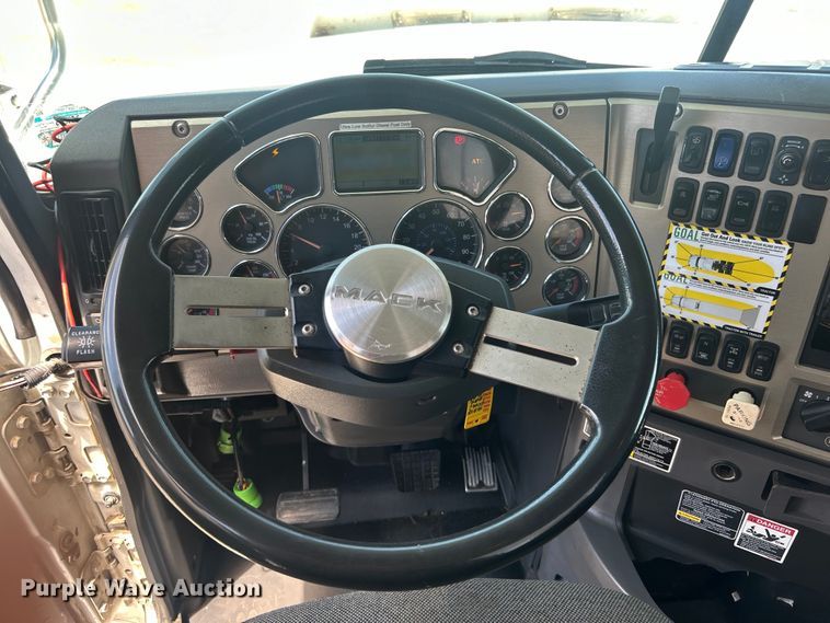 image for item EG0764 2008 Mack CHU613 semi truck