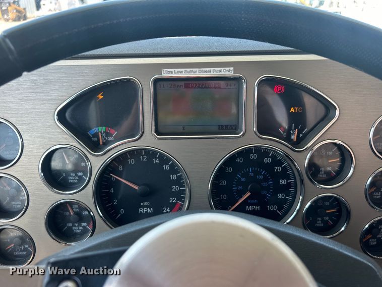 image for item EG0764 2008 Mack CHU613 semi truck