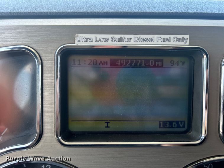 image for item EG0764 2008 Mack CHU613 semi truck