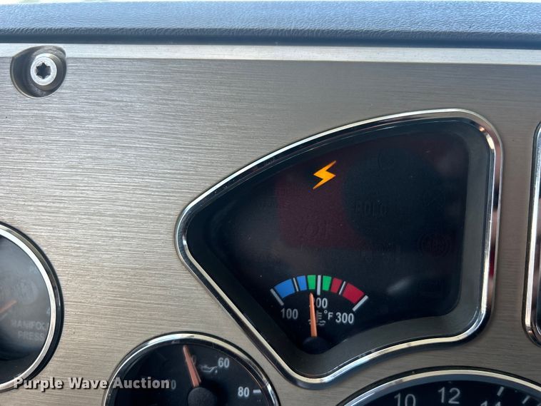 image for item EG0764 2008 Mack CHU613 semi truck