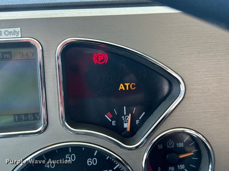 image for item EG0764 2008 Mack CHU613 semi truck