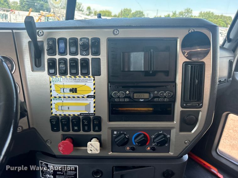 image for item EG0764 2008 Mack CHU613 semi truck