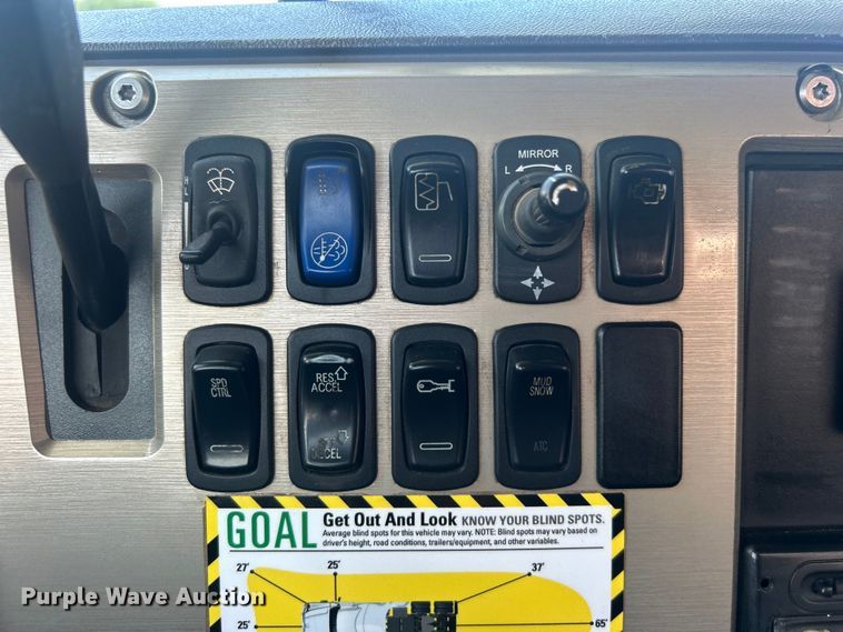 image for item EG0764 2008 Mack CHU613 semi truck