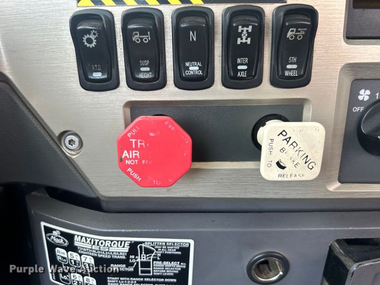 image for item EG0764 2008 Mack CHU613 semi truck