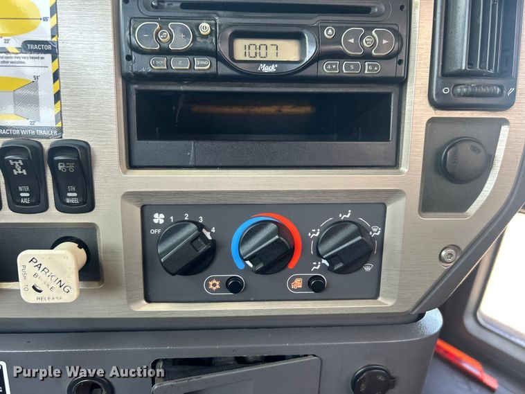 image for item EG0764 2008 Mack CHU613 semi truck