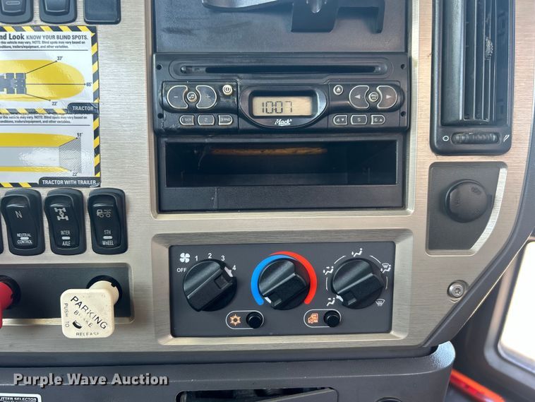 image for item EG0764 2008 Mack CHU613 semi truck