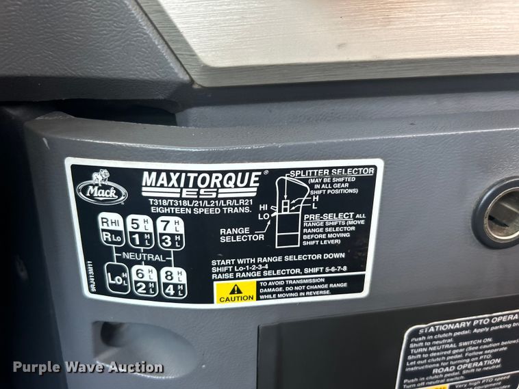 image for item EG0764 2008 Mack CHU613 semi truck