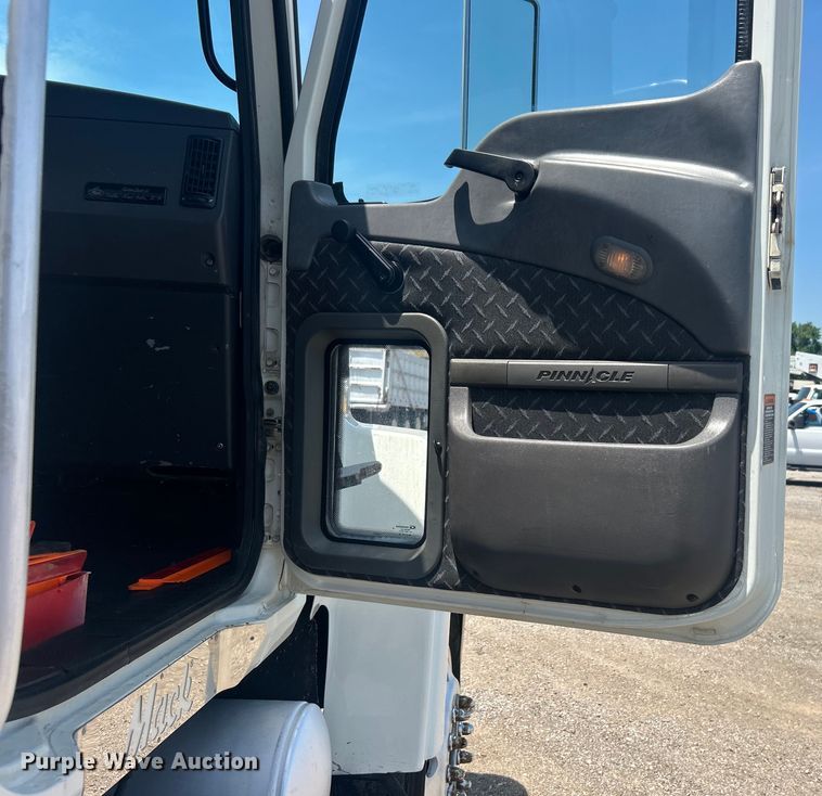 image for item EG0764 2008 Mack CHU613 semi truck