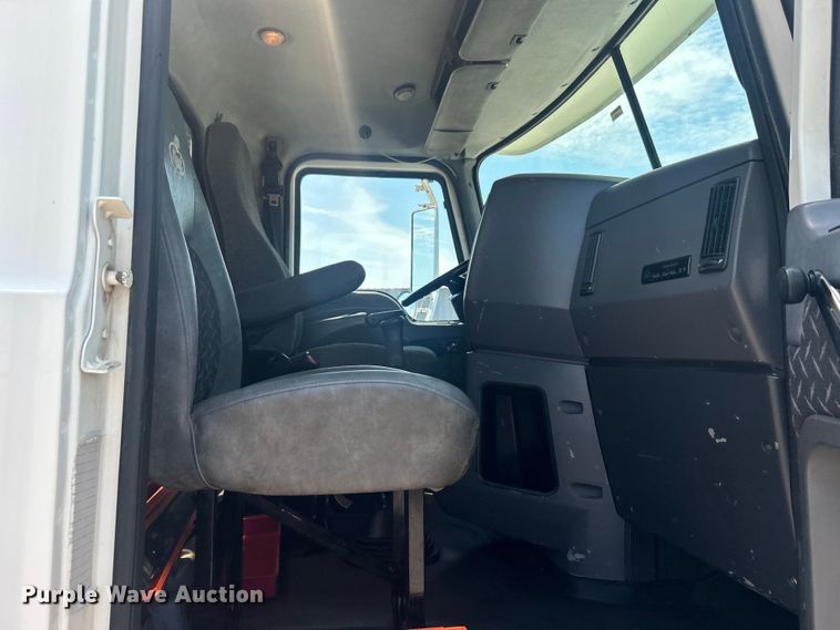 image for item EG0764 2008 Mack CHU613 semi truck