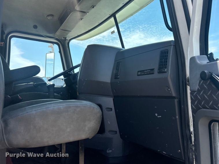 image for item EG0764 2008 Mack CHU613 semi truck