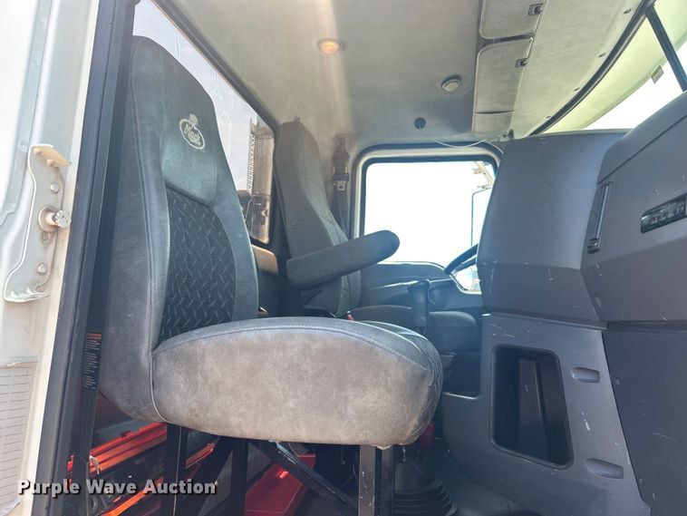 image for item EG0764 2008 Mack CHU613 semi truck