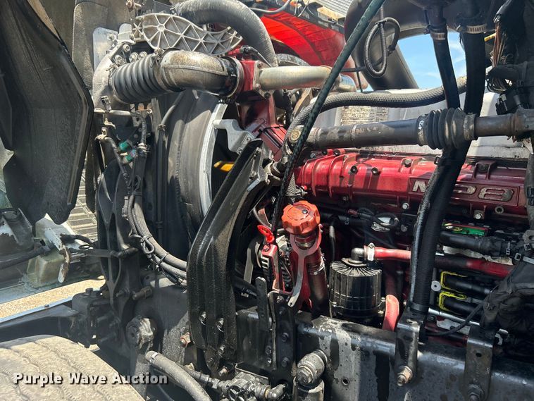 image for item EG0764 2008 Mack CHU613 semi truck