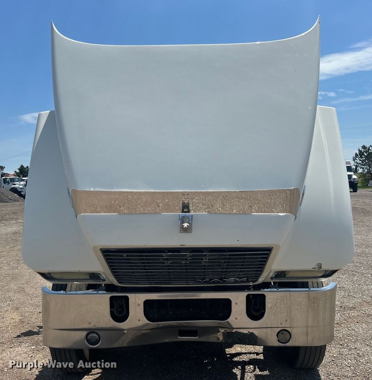 image for item EG0764 2008 Mack CHU613 semi truck