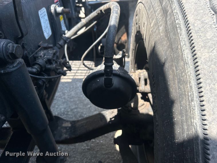 image for item EG0764 2008 Mack CHU613 semi truck