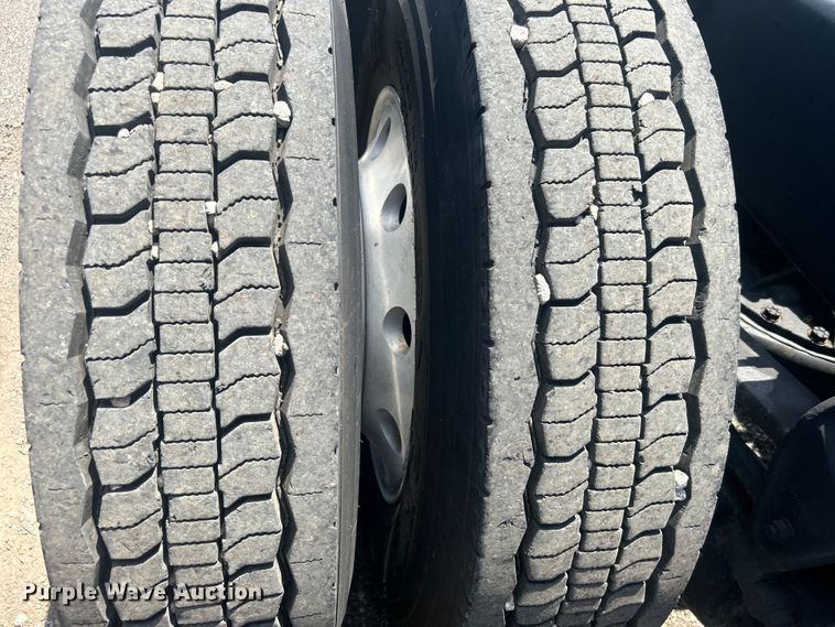 image for item EG0764 2008 Mack CHU613 semi truck