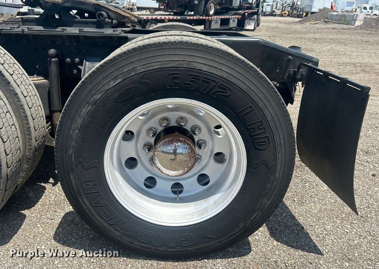 image for item EG0764 2008 Mack CHU613 semi truck