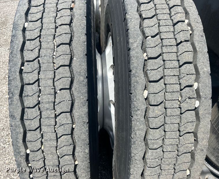 image for item EG0764 2008 Mack CHU613 semi truck