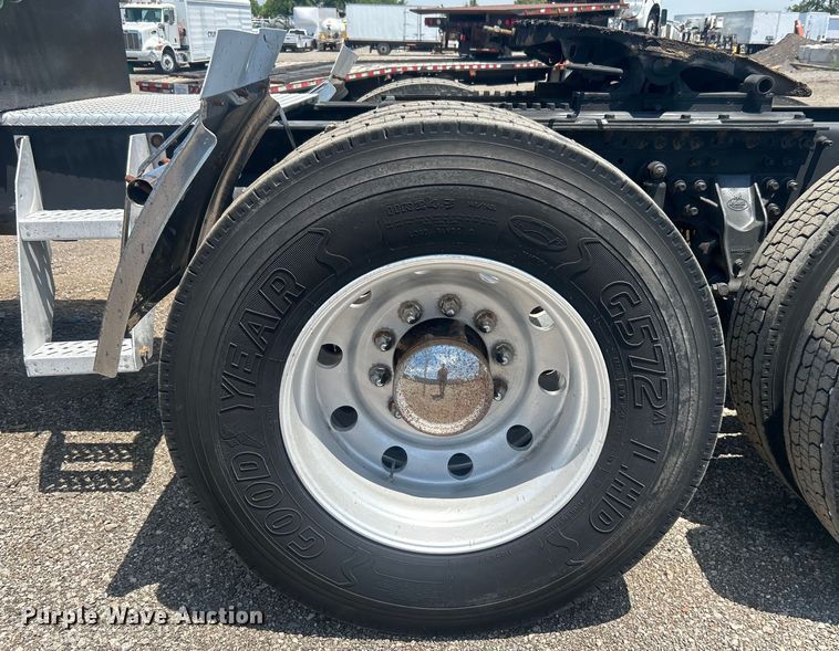 image for item EG0764 2008 Mack CHU613 semi truck