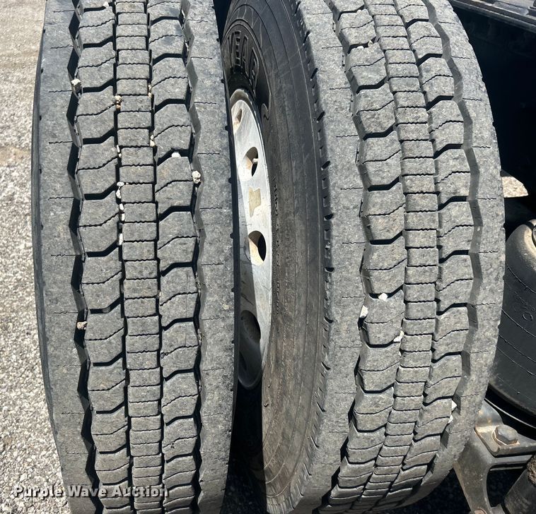 image for item EG0764 2008 Mack CHU613 semi truck