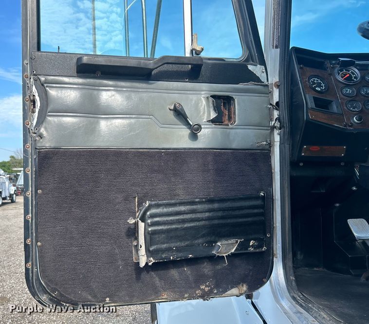 image for item EG0775 1989 Peterbilt  378 semi truck