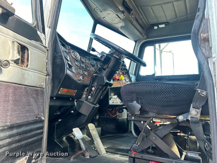 image for item EG0775 1989 Peterbilt  378 semi truck