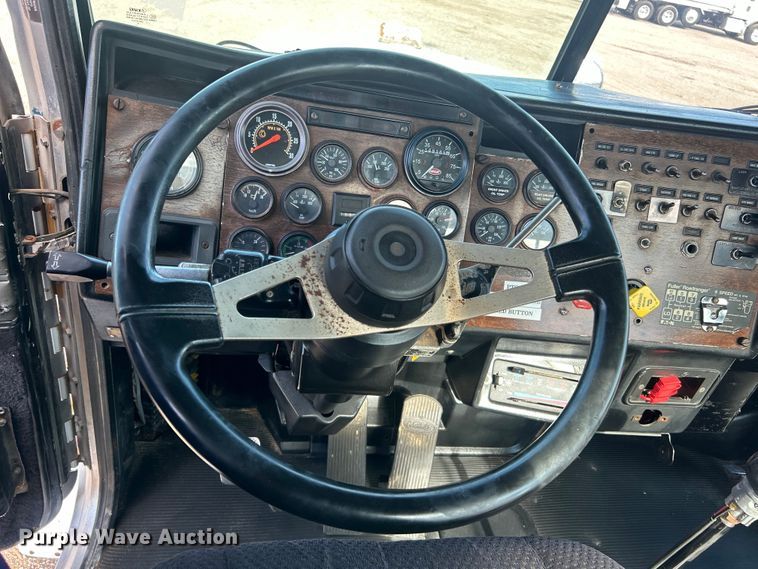 image for item EG0775 1989 Peterbilt  378 semi truck