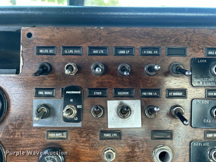 image for item EG0775 1989 Peterbilt  378 semi truck